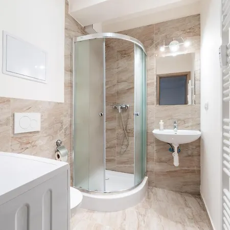 Brand New # 42 In Brand New Building With Free Parking In The Center Praag
